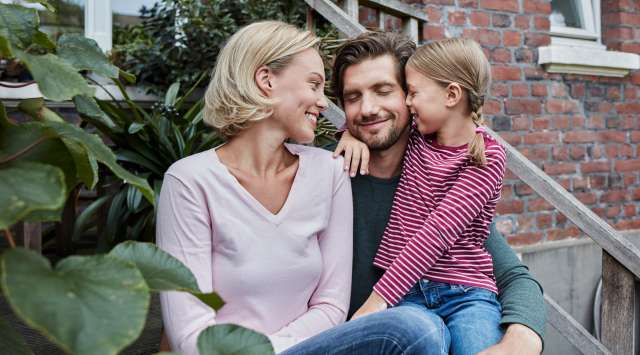 familie-frau-mann-kind-tochter-haus