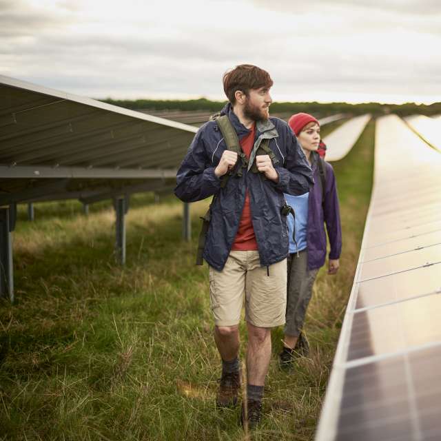 mann-frau-paar-solar-feld