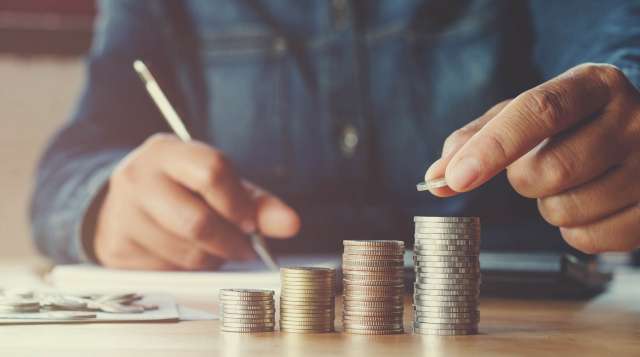mann-zaehlt-geld-rechnet