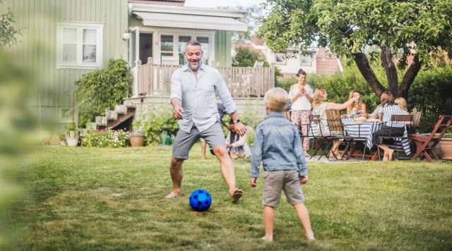 privatschutz-kus-vater-sohn-garten-fussball