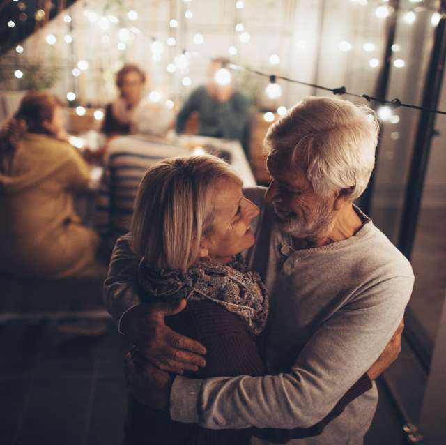 senioren-feiern-tanzen-abendstimmung