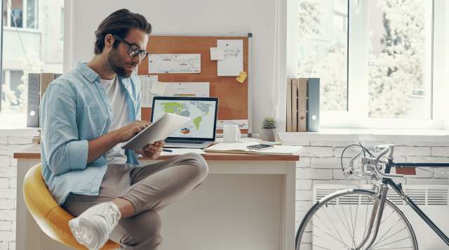 stage-mann-laptop-tablet-buero-loft-gespiegelt